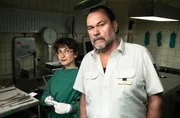 J&auml;ger (Markus John, r.) beschafft sich Informationen zum Fall bei Dr. Reitzig (Shermin Bauer, l.).