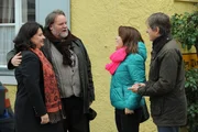 &Uuml;bergl&uuml;cklich kehrt Moni von ihrer endlich vollzogenen Scheidung zur&uuml;ck. Von links: Monika Vogl (Christine Reimer), Benedikt Stadlbauer (Andreas Geiss), Katharina Benninger (Carina Dengler) und Roland Bamberger (Horst Kummeth).