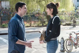 Josh (Nicholas Braun), Alice (Dakota Johnson).