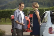 Marc (Jean-Yves Berteloot) bietet Jeanine (Tanja Wedhorn) an, ihren Wagen mit seinem Traktor abzuschleppen. Marc (Jean-Yves Berteloot) bietet Jeanine (Tanja Wedhorn) an, ihren Wagen mit seinem Traktor abzuschleppen.
