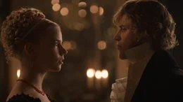 Emma Woodhouse (Anya Taylor-Joy) hat sich Hals &uuml;ber Kopf in ihren Nachbarn Mr. Knightley (Johnny Flynn) verliebt.  +++ Die Verwendung des sendungsbezogenen Materials ist nur mit dem Hinweis und Verlinkung auf RTL+ gestattet. +++
