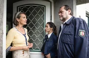 Arda (Yasemin Cetinkaya, M.) und J&auml;ger (Markus John, r.) sind erneut bei Therese la Fortune (Caroline Schreiber, l.).