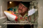 Hotelgast und Musiker Baxter (Jordan Prince) auf der Suche nach Snacks – und Abkühlung. Hotelgast und Musiker Baxter (Jordan Prince) auf der Suche nach Snacks – und Abkühlung.
