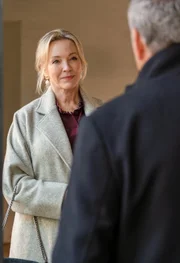 Nach längerer Zeit als trauernde Witwe beginnt Anais' Mutter Veronica (Rebecca Gibney) wieder auszugehen. Nach längerer Zeit als trauernde Witwe beginnt Anais' Mutter Veronica (Rebecca Gibney) wieder auszugehen.