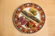 Sarahs Hauptspeise: Zweierlei weißer Spargel, gegrillter Rehrücken, Kartoffeln und Spargel-Erdbeer-Rhabarber-Relish Sarahs Hauptspeise: Zweierlei weißer Spargel, gegrillter Rehrücken, Kartoffeln und Spargel-Erdbeer-Rhabarber-Relish