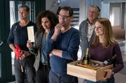 Ernst geht in den Ruhestand – die Kollegen verabschieden ihn mit Geschenken. v.li.: Finn (Sven Martinek), Dr. Zobel (Proschat Madani), Lars (Ingo Naujoks), Schroeter (Veit Stübner), Nina (Julia Schäfle). Ernst geht in den Ruhestand – die Kollegen verabschieden ihn mit Geschenken. v.li.: Finn (Sven Martinek), Dr. Zobel (Proschat Madani), Lars (Ingo Naujoks), Schroeter (Veit Stübner), Nina (Julia Schäfle).