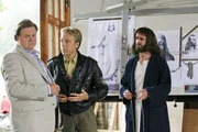 (v.li.): Kommissar Tobias Hartl (Michael A. Grimm) und Polizist Michi Mohr (Max Müller) prüfen das Alibi des „Jesus“ Modells Antonio Moser (Felix Hellmann). (v.li.): Kommissar Tobias Hartl (Michael A. Grimm) und Polizist Michi Mohr (Max Müller) prüfen das Alibi des „Jesus“ Modells Antonio Moser (Felix Hellmann).