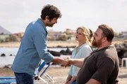 Die Geschwister Gerd (Tristan Seith, r.) und Susanne (Caroline Hanke, M.) sitzen gemeinsam am Strand. Susannes neuer Arbeitskollege Alex (Jasin Challah, l.) stellt sich vor. Die Geschwister Gerd (Tristan Seith, r.) und Susanne (Caroline Hanke, M.) sitzen gemeinsam am Strand. Susannes neuer Arbeitskollege Alex (Jasin Challah, l.) stellt sich vor.