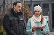 Mike und Trixi trauen ihren Augen nicht, als sie sehen, dass Alois sich tats&auml;chlich Unterst&uuml;tzung f&uuml;r seinen Kiosk gesucht hat. Von links: Mike Preissinger (Harry Blank) und Trixi Preissinger (Doreen Dietel).