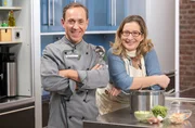 Moderatorin Yvonne Willicks (r) und Koch Andr&eacute; Karpinski haben den Check gemacht: Mit Curry und Minestrone wurden sowohl gebrauchte als auch die drei Edelstahlkocht&ouml;pfe untersucht.