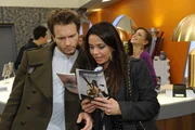 Paloma (Maja Maneiro, r.) und Enrique (Jacob Weigert, l.) rätseln, wer der falsche Therapeut gewesen sein könnte, als sie ihm unverhofft bei Lanford wieder begegnen ... Paloma (Maja Maneiro, r.) und Enrique (Jacob Weigert, l.) rätseln, wer der falsche Therapeut gewesen sein könnte, als sie ihm unverhofft bei Lanford wieder begegnen ...