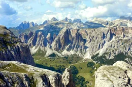 In den Dolomiten f&uuml;hrt der Wanderweg &uuml;ber die Puez-Gruppe.