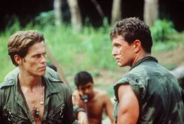 Barnes (Tom Berenger,r.) verh&ouml;rt einen Bauern, will ihm nicht glauben, dass die Waffen die im Reis versteckt gefunden wurden, nicht dem Vietcong dienen sollen. Barnes erschie&szlig;t die Frau des Bauern und droht auch die kleine Tochter umzubringen, als Elias (Willem Dafoe,l.) dazwischenkommt. Er schw&ouml;rt Barnes, ihn vors Kriegsgericht zu bringen.