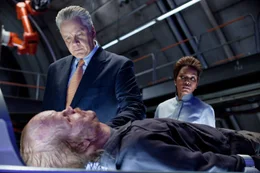 Senator Hammond (Tim Robbins) und Dr. Waller (Angela Bassett) beobachten Hammonds Sohn Hector (Peter Sarsgaard), der mit Spuren von Parallax' DNA in Ber&uuml;hrung gekommen ist und mehr und mehr den Verstand verliert.