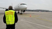 Seit ca. 100 Tagen ist der neue Hauptstadtflughafen BER in Betrieb. Mit ihm auch die Flughafen-Feuerwehr. Die Wehren von den ehemaligen Flughäfen Tegel und Schönefeld müssen sich auf dem neuen Standort zurechtfinden und zusammenwachsen. Die rbb-Reporter haben sie über die ersten Monate dabei beobachtet. Seit ca. 100 Tagen ist der neue Hauptstadtflughafen BER in Betrieb. Mit ihm auch die Flughafen-Feuerwehr. Die Wehren von den ehemaligen Flughäfen Tegel und Schönefeld müssen sich auf dem neuen Standort zurechtfinden und zusammenwachsen. Die rbb-Reporter haben sie über die ersten Monate dabei beobachtet.