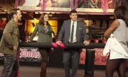 Nach dem Mord an einem Vereinsmitglied eines Rollschuh-Rodeo-Vereins fühlen Brennan (Emily Deschanel) und Booth (David Boreanaz) dem Trainer Nick Bennett (Brad Carter, l.) und dem Vereinsmitglied Emily Kickinson (Sydelle Noel, r.) auf den Zahn. Nach dem Mord an einem Vereinsmitglied eines Rollschuh-Rodeo-Vereins fühlen Brennan (Emily Deschanel) und Booth (David Boreanaz) dem Trainer Nick Bennett (Brad Carter, l.) und dem Vereinsmitglied Emily Kickinson (Sydelle Noel, r.) auf den Zahn.