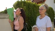 Oma Beate (re.) begleitet Janine zur Einschulung der Zwillinge