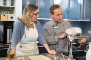 Haushalts-Checkerin Yvonne Willicks und Koch Andr&eacute; Karpinski bei einer kleinen Topfkunde. Worauf sollte man bei dem n&auml;chsten Kauf, von Edelstahlkocht&ouml;pfen, achten? Sind Unterschiede in der Verarbeitung, der T&ouml;pfe, zu erkennen? Bevor die Kocht&ouml;pfe in den Hartt&auml;test geschickt werden, nehmen Yvonne und Andr&eacute; diese unter die Lupe.