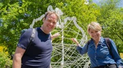Sabine Heinrich (r) wandert mit Kollegen Fabian Raphael zum Mittelpunkt von NRW in Dortmund-Aplerbeck. Sabine Heinrich (r) wandert mit Kollegen Fabian Raphael zum Mittelpunkt von NRW in Dortmund-Aplerbeck.