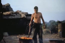 Neuank&ouml;mmlinge haben es im 'Platoon' nicht leicht: Chris Taylor (Charlie Sheen).