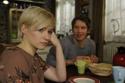 Während Nina und Jojo (Bernhard Bozian, r.) dieser gespielten Liebe keine weitere Bedeutung mehr beimessen, stellt Olivia (Kasia Borek, l.) überrascht fest, dass sie sich zu Jojo tatsächlich hingezogen fühlt ... Während Nina und Jojo (Bernhard Bozian, r.) dieser gespielten Liebe keine weitere Bedeutung mehr beimessen, stellt Olivia (Kasia Borek, l.) überrascht fest, dass sie sich zu Jojo tatsächlich hingezogen fühlt ...