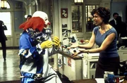 Als Clown kost&uuml;miert h&auml;lt Arthur (Sam Robards, l.) um Nikkis (Connie Britton, r.) Hand an.