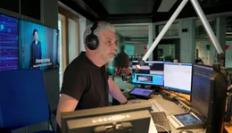 Radio ist in aller Ohren &ndash; und das seit 100 Jahren: Am 29. Oktober 1923 geht dieses Massenmedium &bdquo;on air&ldquo;. Aber der &bdquo;Rundfunk&ldquo; sorgte nicht nur f&uuml;r den Soundtrack der Geschichte und Unterhaltung, sondern er war immer auch ein Machtinstrument. Der Film ist ein radiophones Roadmovie durch Zeit und Raum. Er erz&auml;hlt anhand bewegender Tondokumente 100 Jahre Radiogeschichte als deutsche Zeitgeschichte. - Jens Hardeland , "NDR 2 Nachmittag".