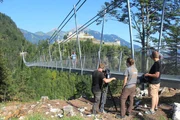 Dreharbeiten an der l&auml;ngsten Fu&szlig;g&auml;ngerh&auml;ngebr&uuml;cke &uuml;ber dem Lech.