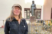 Suzy Günther aus Kanada vor dem Frau Rauscher Brunnen in der Frankfurter Klappergass'. Suzy Günther aus Kanada vor dem Frau Rauscher Brunnen in der Frankfurter Klappergass'.