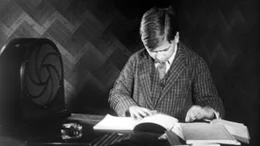 Radio ist in aller Ohren &ndash; und das seit 100 Jahren: Am 29. Oktober 1923 geht dieses Massenmedium &bdquo;on air&ldquo;. Aber der &bdquo;Rundfunk&ldquo; sorgte nicht nur f&uuml;r den Soundtrack der Geschichte und Unterhaltung, sondern er war immer auch ein Machtinstrument. Der Film ist ein radiophones Roadmovie durch Zeit und Raum. Er erz&auml;hlt anhand bewegender Tondokumente 100 Jahre Radiogeschichte als deutsche Zeitgeschichte. - Radio-Schule, 1928