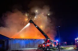 Silvester in Berlin: Schon am fr&uuml;hen Abend bereiten sich die Einsatzkr&auml;fte der Berliner Feuerwehr auf eine 12-st&uuml;ndige Ausnahmeschicht vor. Dieser Film begleitet Profis und Freiwillige von drei Berliner Feuerwachen durch diese au&szlig;ergew&ouml;hnliche Nacht. - Einsatz der Berliner Feuerwehr bei einem Supermarkt Gro&szlig;brand.