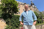 Tobi Kämmerer vor dem Marburger Schloss. Tobi Kämmerer vor dem Marburger Schloss.