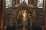 Die Dokumentation &bdquo;Alles &uuml;ber Maria&ldquo; stellt die Frage, was die zahlreichen Marien-Darstellungen &uuml;ber ihre jeweilige Entstehungszeit aussagen und welche Bedeutung Maria heutzutage f&uuml;r die Menschen hat.