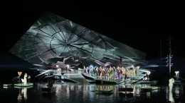 Der ORF &uuml;bertr&auml;gt Verdis Meisterwerk live von den Bregenzer Festspielen und bringt das einzigartige Flair der Seeb&uuml;hne direkt ins Wohnzimmer. F&uuml;r die Bildregie zeichnet Henning Kasten verantwortlich.