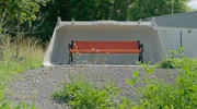 Eine von vier Laderschaufel aus dem Kalibergbau die zu Rastpl&auml;tzen entlang des Werratal-Radwegs umgebaut wurden.