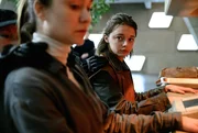 Alex (Melody Klaver) und Hanna (Ellie de Lange, r). Alex (Melody Klaver) und Hanna (Ellie de Lange, r).