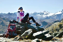 Die Tuxer Alpen im Breitwand-Format: Susanne Kamp auf dem Gratweg &uuml;ber die &ldquo;Seven Tuxer Summits&rdquo;.