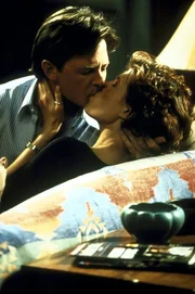 Mike (Michael J. Fox, l.) und seine Freundin Nikki (Connie Britton, r.) versuchen, ihre Beziehung auf eine andere Ebene zu bringen: das Bett. Mike (Michael J. Fox, l.) und seine Freundin Nikki (Connie Britton, r.) versuchen, ihre Beziehung auf eine andere Ebene zu bringen: das Bett.