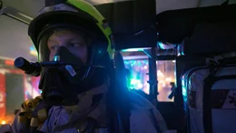 Die letzte Nacht des Jahres: Schon am fr&uuml;hen Abend bereiten sich die Einsatzkr&auml;fte der Berliner Feuerwehr auf eine 12-st&uuml;ndige Ausnahmeschicht vor. Niemand wei&szlig;, was passiert. Werden die angeordneten B&ouml;llerverbotszonen f&uuml;r einen ruhigen Jahreswechsel sorgen? Dieser Film begleitet die M&auml;nner und Frauen der Berliner Feuerwehr durch eine au&szlig;ergew&ouml;hnliche Nacht. - Auf dem Weg zum Einsatz mit der Freiwilligen Feuerwehr.