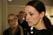 Jennys (Kaja Schmidt-Tychsen) Verdacht gegen Maximilian wird durch Kommissarin Kochs (Mareike Eisenstein) Interesse weiter angefeuert. Jennys (Kaja Schmidt-Tychsen) Verdacht gegen Maximilian wird durch Kommissarin Kochs (Mareike Eisenstein) Interesse weiter angefeuert.