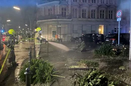 Die letzte Nacht des Jahres: Schon am fr&uuml;hen Abend bereiten sich die Einsatzkr&auml;fte der Berliner Feuerwehr auf eine 12-st&uuml;ndige Ausnahmeschicht vor. Niemand wei&szlig;, was passiert. Werden die angeordneten B&ouml;llerverbotszonen f&uuml;r einen ruhigen Jahreswechsel sorgen? Dieser Film begleitet die M&auml;nner und Frauen der Berliner Feuerwehr durch eine au&szlig;ergew&ouml;hnliche Nacht. - L&ouml;scheinsatz f&uuml;r die Freiwillige Feuerwehr Urban.