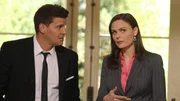 Booth (David Boreanaz) und Brennan (Emily Deschanel) finden heraus, dass die ermordete Rachel Knox mit der toten Krebspatientin, zu der sie ins Grab gelegt wurde, befreundet war. Booth (David Boreanaz) und Brennan (Emily Deschanel) finden heraus, dass die ermordete Rachel Knox mit der toten Krebspatientin, zu der sie ins Grab gelegt wurde, befreundet war.