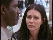 Prue (Shannen Doherty, r.) ist erschüttert über das Schicksal von Cleavant Wilson (Cleavant Derricks, l.), dessen Tochter ermordet worden ist. Prue (Shannen Doherty, r.) ist erschüttert über das Schicksal von Cleavant Wilson (Cleavant Derricks, l.), dessen Tochter ermordet worden ist.
