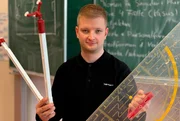 "7 Tage"-Reporter Simon Rustler stellt sich der Frage "Wer will heute eigentlich noch Lehrer werden und könnte ich das?" Dazu besucht er seine alte Schule in Karben im Wetteraukreis. "7 Tage"-Reporter Simon Rustler stellt sich der Frage "Wer will heute eigentlich noch Lehrer werden und könnte ich das?" Dazu besucht er seine alte Schule in Karben im Wetteraukreis.