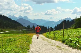 Auf dem Traumpfad: Wandernde in den s&uuml;dlichen Dolomiten.