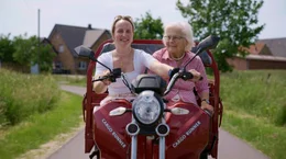 Maria Stegemann unterwegs mit ihrer Enkelin Laura im M&uuml;nsterland.  Maria und Laura Stegemann fahren in einem elektrischen Dreirad durchs M&uuml;nsterland.