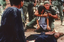 Barnes (Tom Berenger,r.) verh&ouml;rt einen Bauern, will ihm nicht glauben, dass die Waffen die im Reis versteckt gefunden wurden, nicht dem Vietcong dienen sollen. Barnes erschie&szlig;t die Frau des Bauern und droht auch die kleine Tochter umzubringen, als Elias (Willem Dafoe,l.) dazwischenkommt. Er schw&ouml;rt Barnes, ihn vors Kriegsgericht zu bringen.
