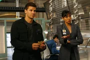 Booth (David Boreanaz, l.); Saroyan (Tamara Taylor, r.) Booth (David Boreanaz, l.); Saroyan (Tamara Taylor, r.)