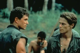 Ein hasserf&uuml;llter Kampf entbrennt zwischen Sergeant Elias (Willem Dafoe, r.) und Sergeant Barnes (Tom Berenger, l.) ...