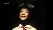 Im "Reiseland China" dürfen Touristen 1980 in geführten Gruppen das Land besichtigen, unter strenger Aufsicht des Staates. Im Bild eine Darbietung eines Mädchens im Theater. Im "Reiseland China" dürfen Touristen 1980 in geführten Gruppen das Land besichtigen, unter strenger Aufsicht des Staates. Im Bild eine Darbietung eines Mädchens im Theater.